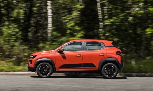 Заявен пробег: до 225 км
Батерия -  26,8kWh

Dacia Spring може и да не е върхът, но е перфектен  автомобил за градски задачи. И си вози комфортно.

Вътре няма много място, но ще побере удобно двама възрастни и две деца, а в багажника ще получите няколко ръчни чанти или торбите със седмичния пазар. Има климатик на всеки модел и 10-инчов сензорен екран с безжично на по-скъпите модели. Има дори приложение за контролиране на зареждането и за включване на нагревателя или климатика преди да влезете в колата. 

Повечето хора ще заобиколят базовата версия и ще преминат към по-мощните версии с повече екстри.
